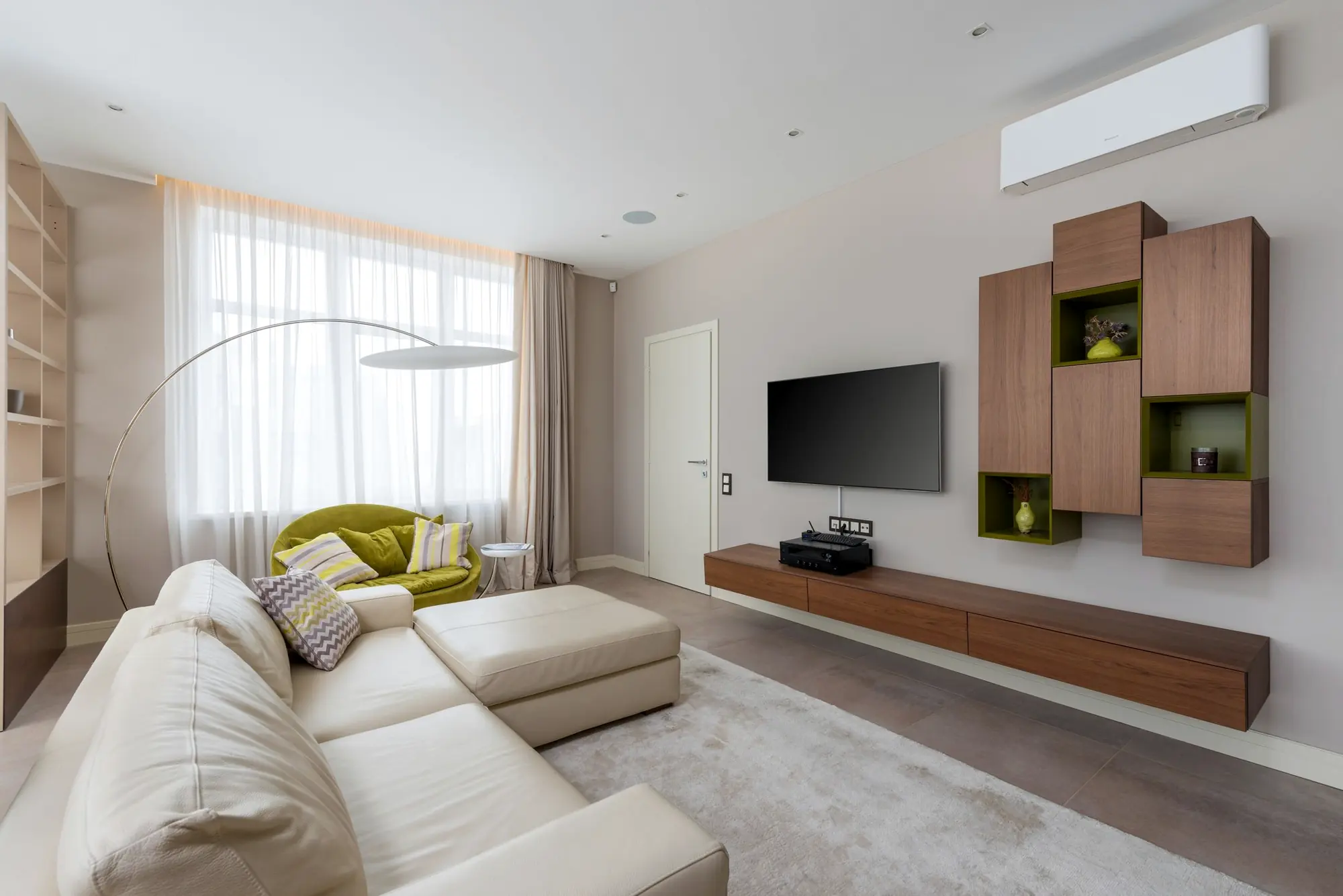 Sala de estar clara com ar-condicionado split instalado na parede