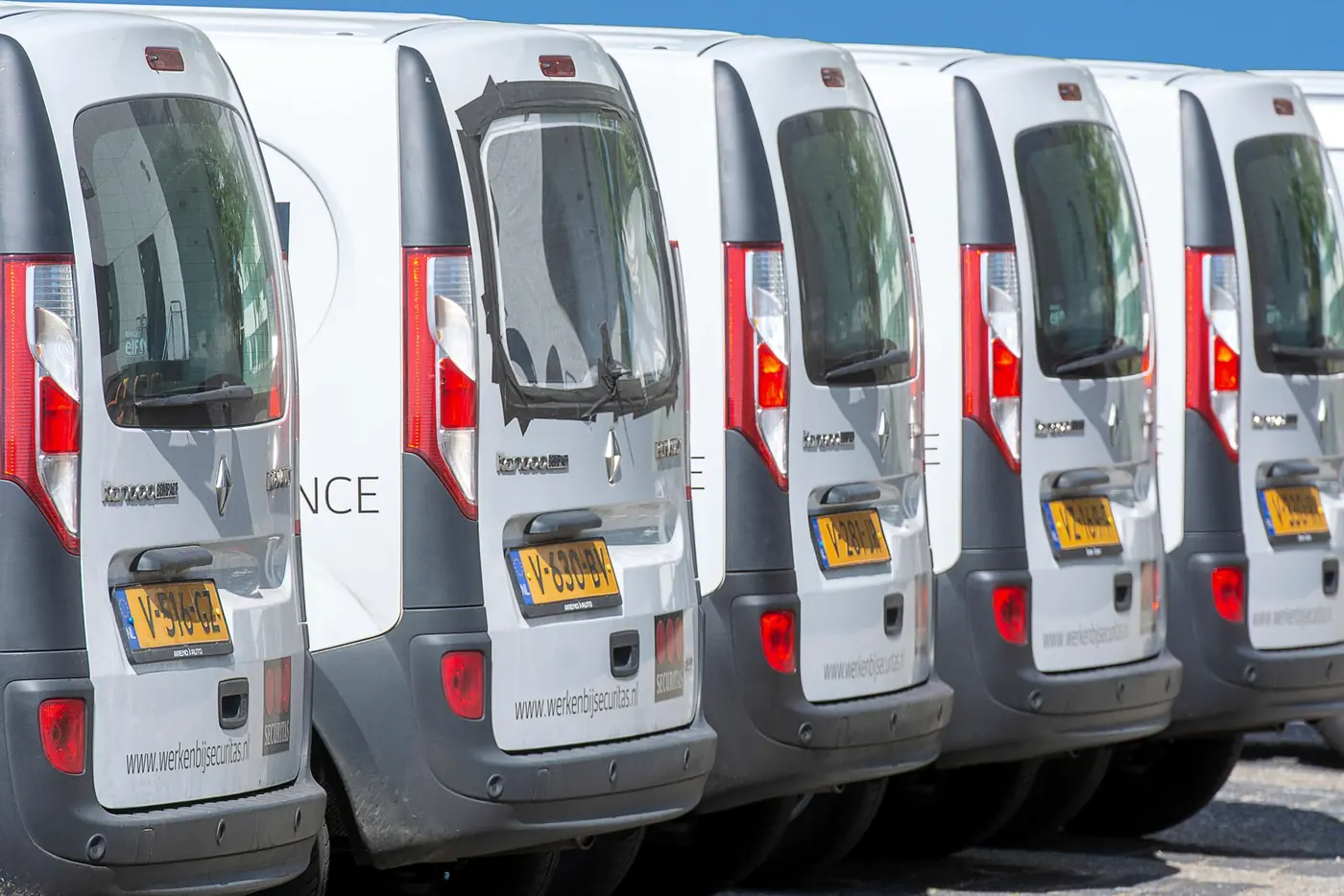 Frota de vans de entrega estacionadas lado a lado