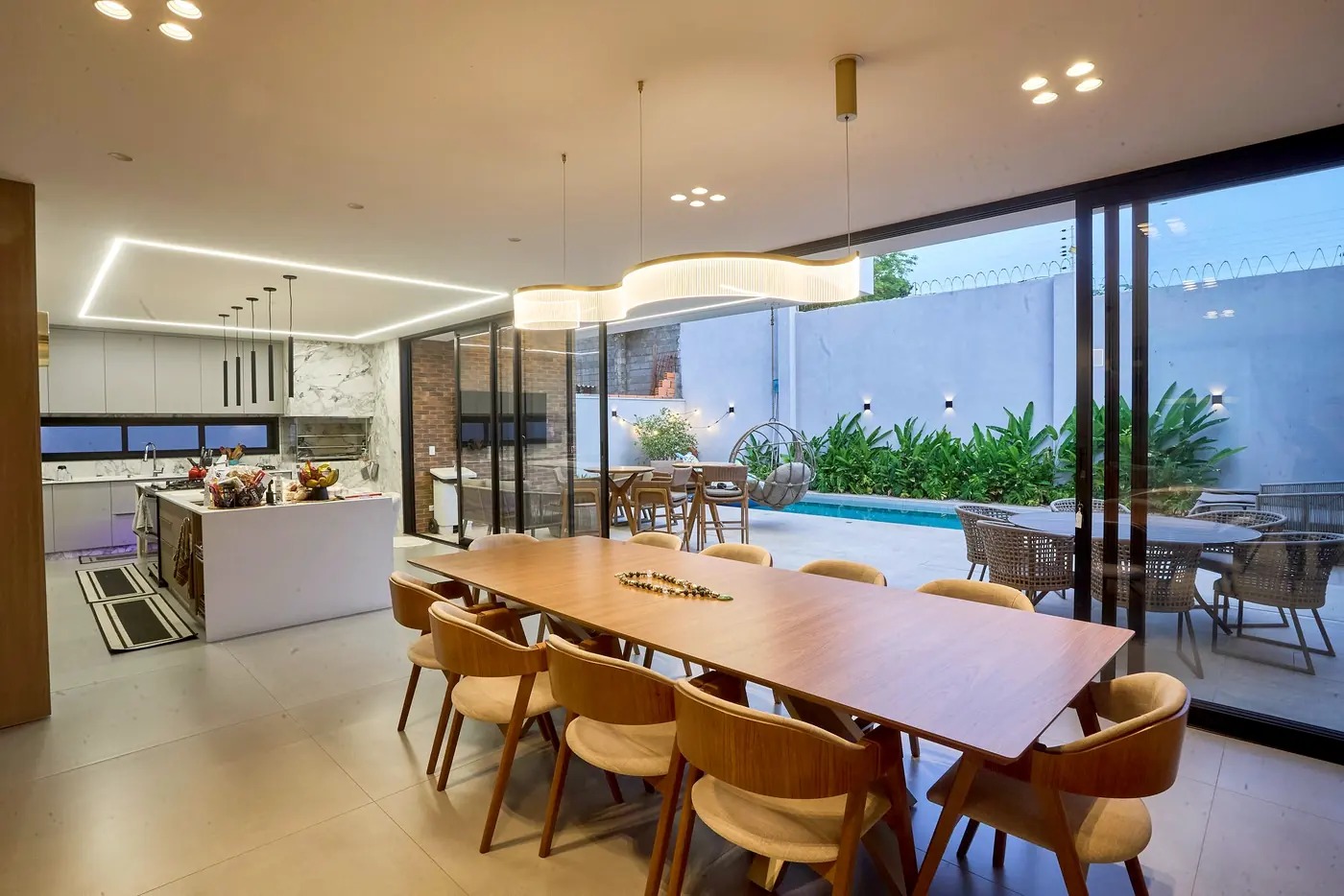 Sala de jantar integrada à área externa, com acabamento em madeira