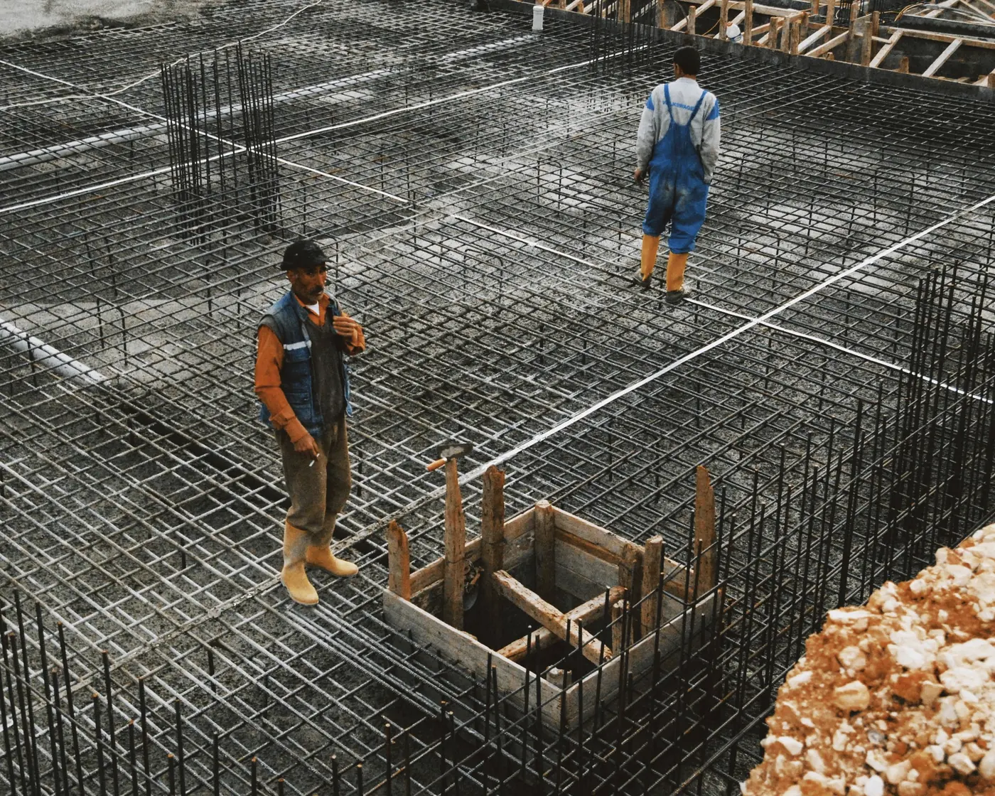Equipe conferindo a armação de aço de uma laje antes da concretagem