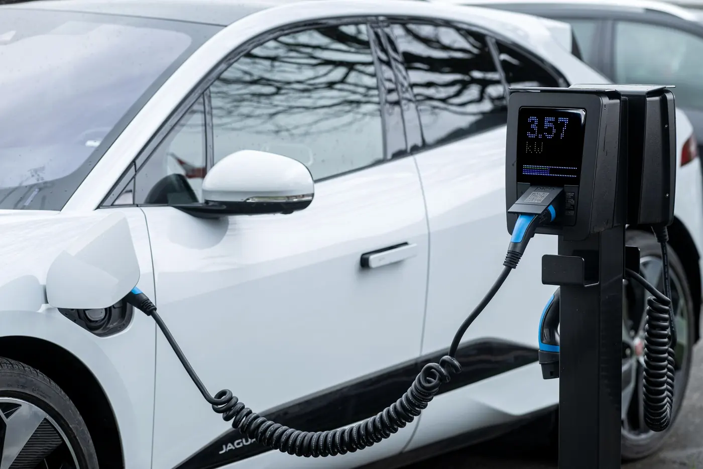 Cabo de recarga conectado a um carro elétrico branco