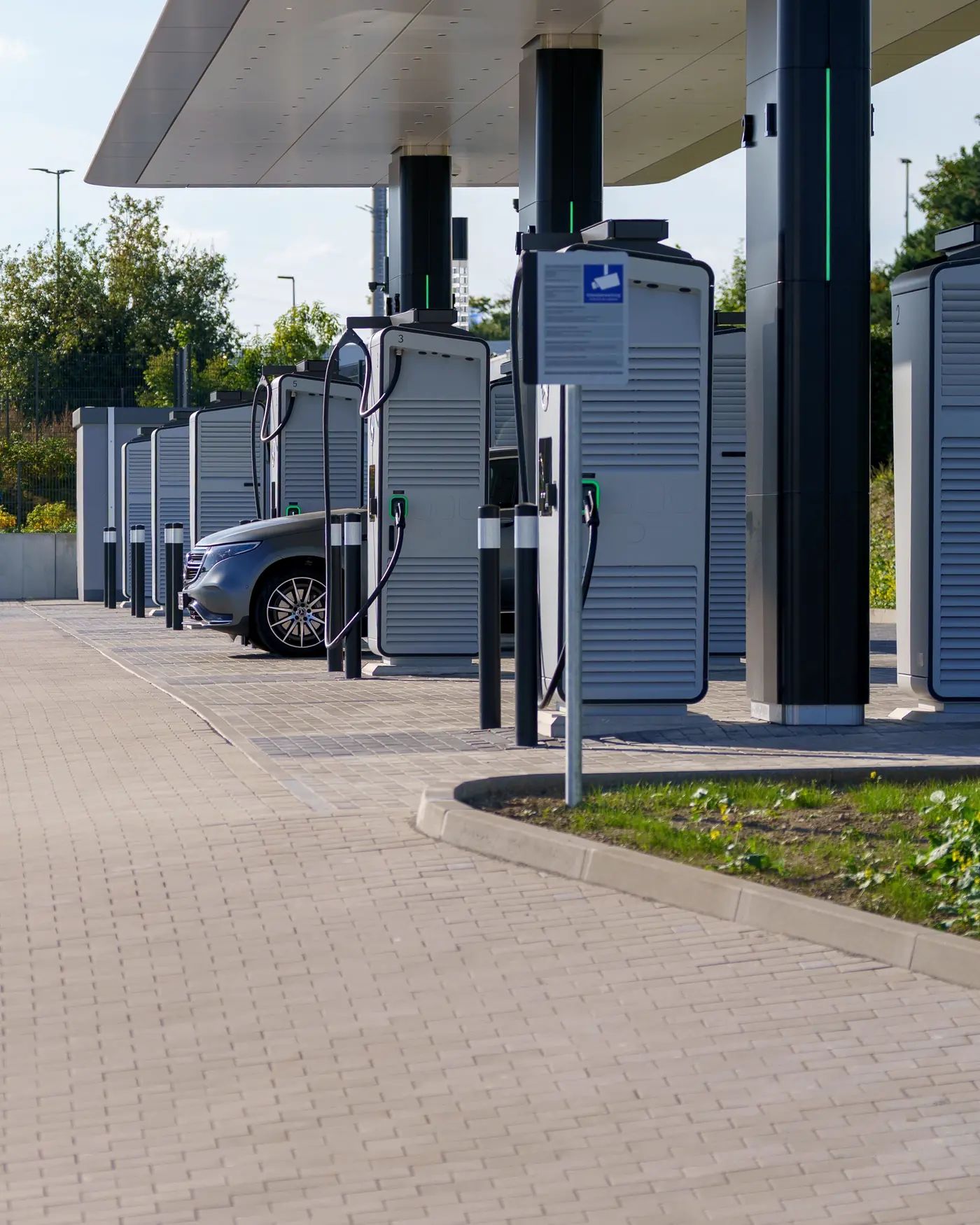 Estações de recarga rápida alinhadas em estacionamento