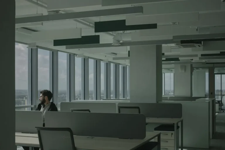 Andar corporativo em planta livre, com fachada envidraçada