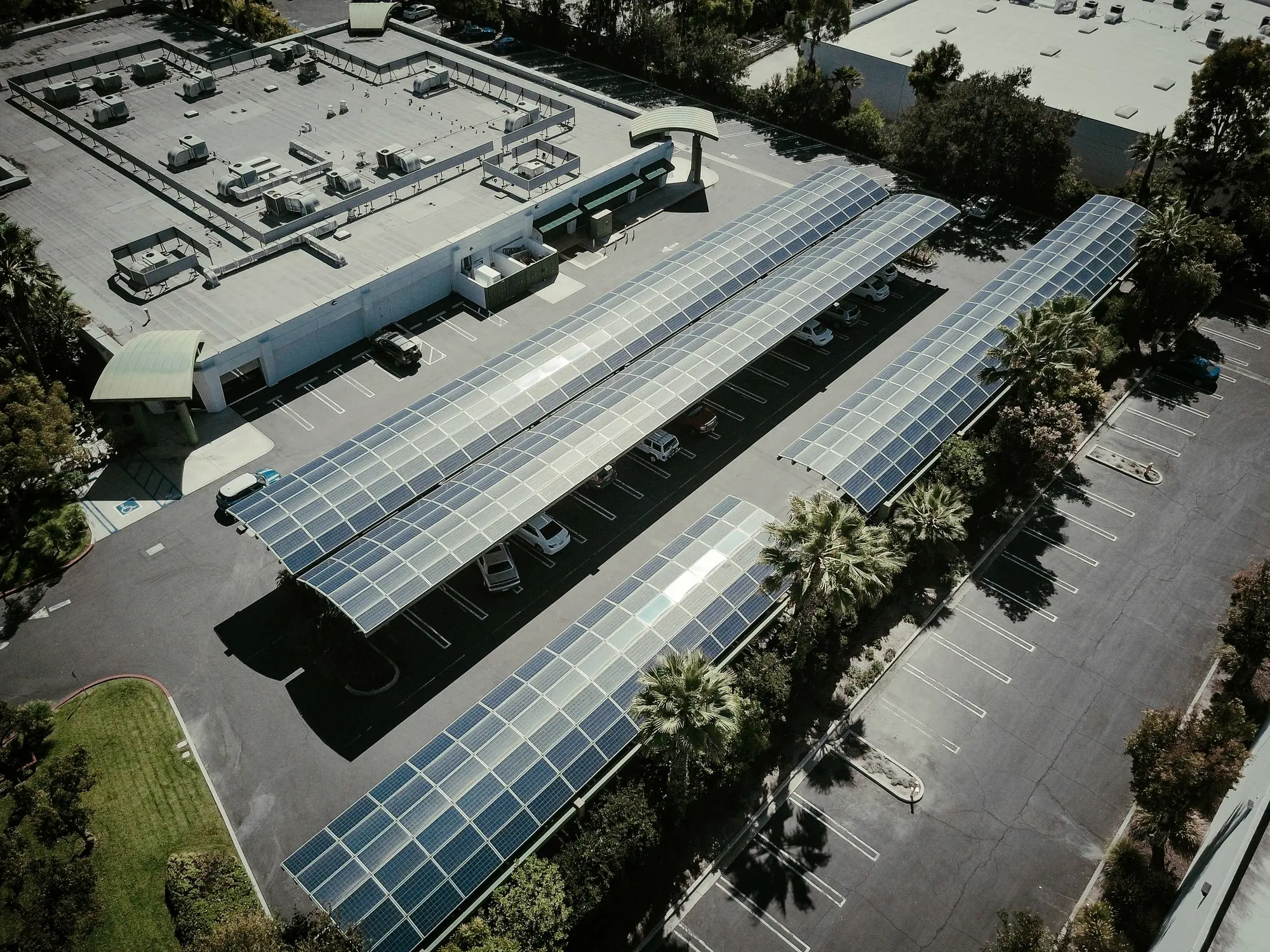 Vista aérea de estacionamento com cobertura de placas solares
