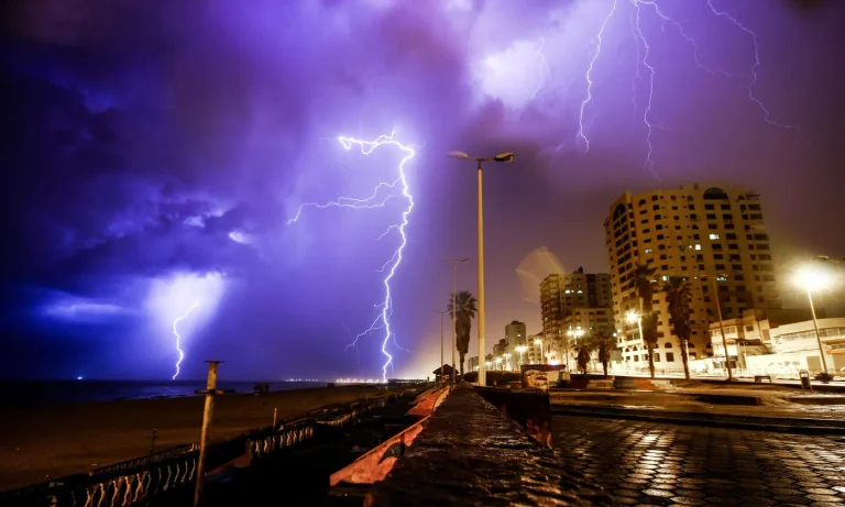 Raios sobre prédios à noite