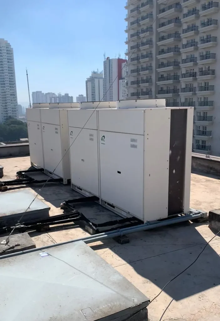 Condensadoras de sistema VRF instaladas na cobertura de um edifício — obra da ORYGEN