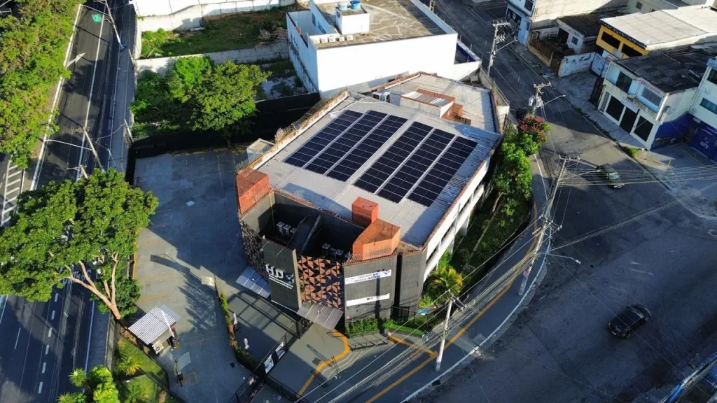 Prédio comercial com usina solar na cobertura, visto de cima — obra da ORYGEN