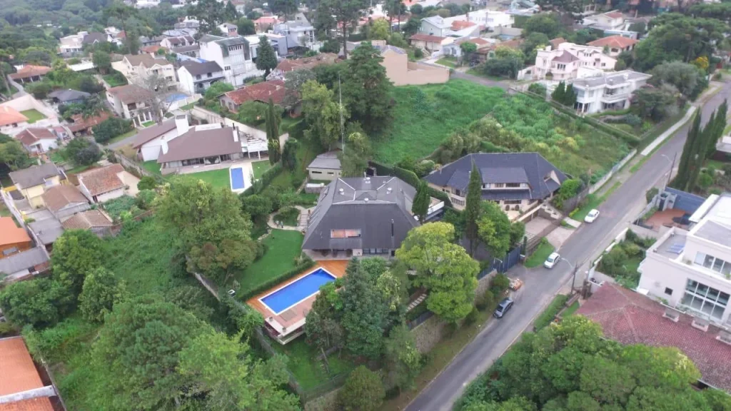 Residência de alto padrão com piscina e energia solar, em vista aérea — obra da ORYGEN