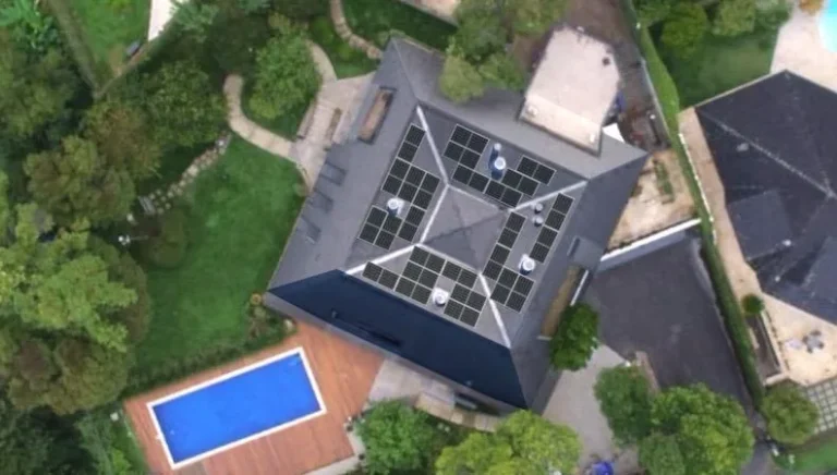 Telhado de residência de alto padrão com placas solares, visto de cima — obra da ORYGEN